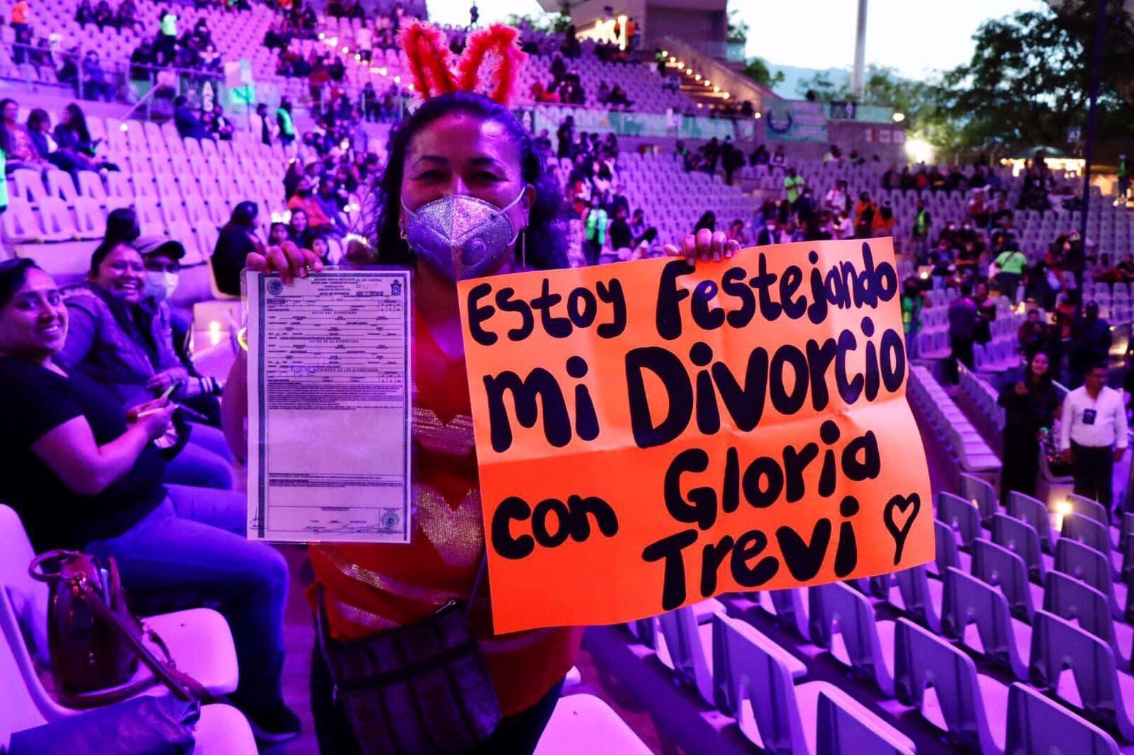 Mujer celebra divorcio en concierto de Gloria Trevi