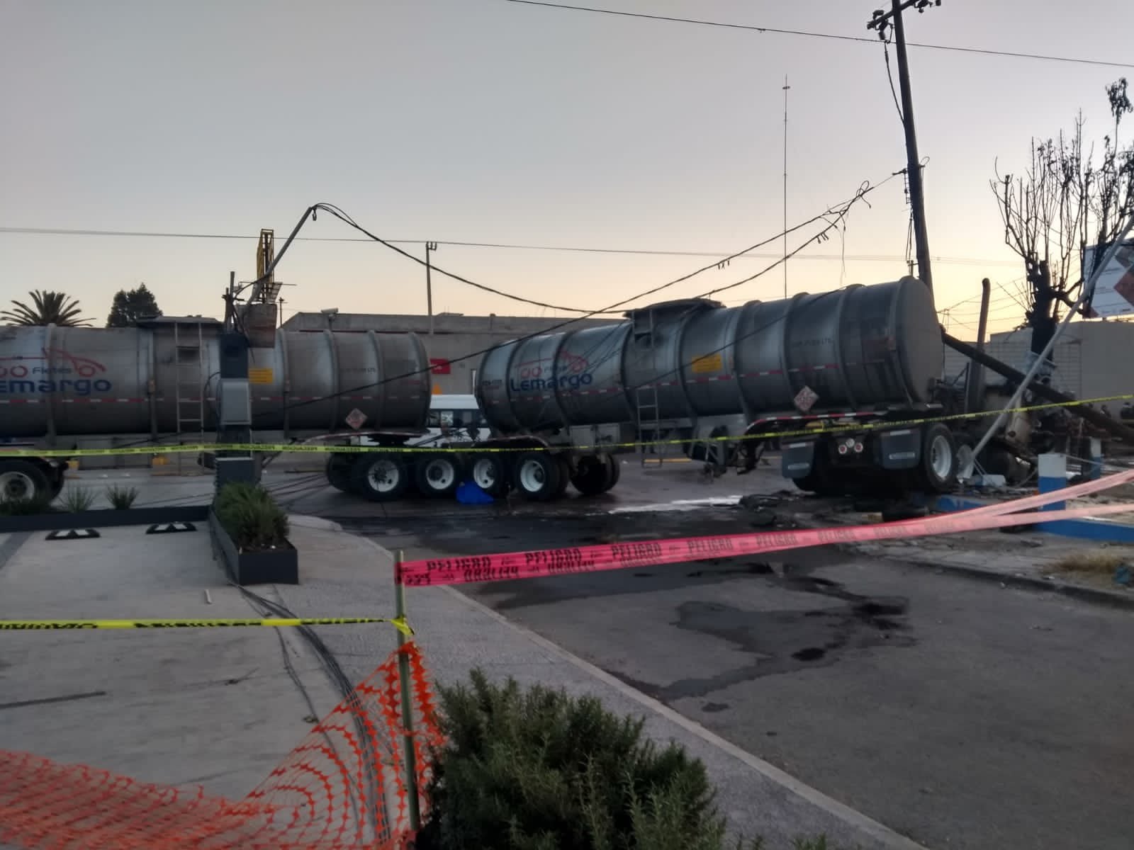 ¿Qué pasó hoy en la Vía José López Portillo? Reportan un muerto por choque de pipa contra combi en Ecatepec