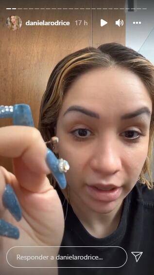 Arete le pinte la oreja verde a Daniela Rodrice.