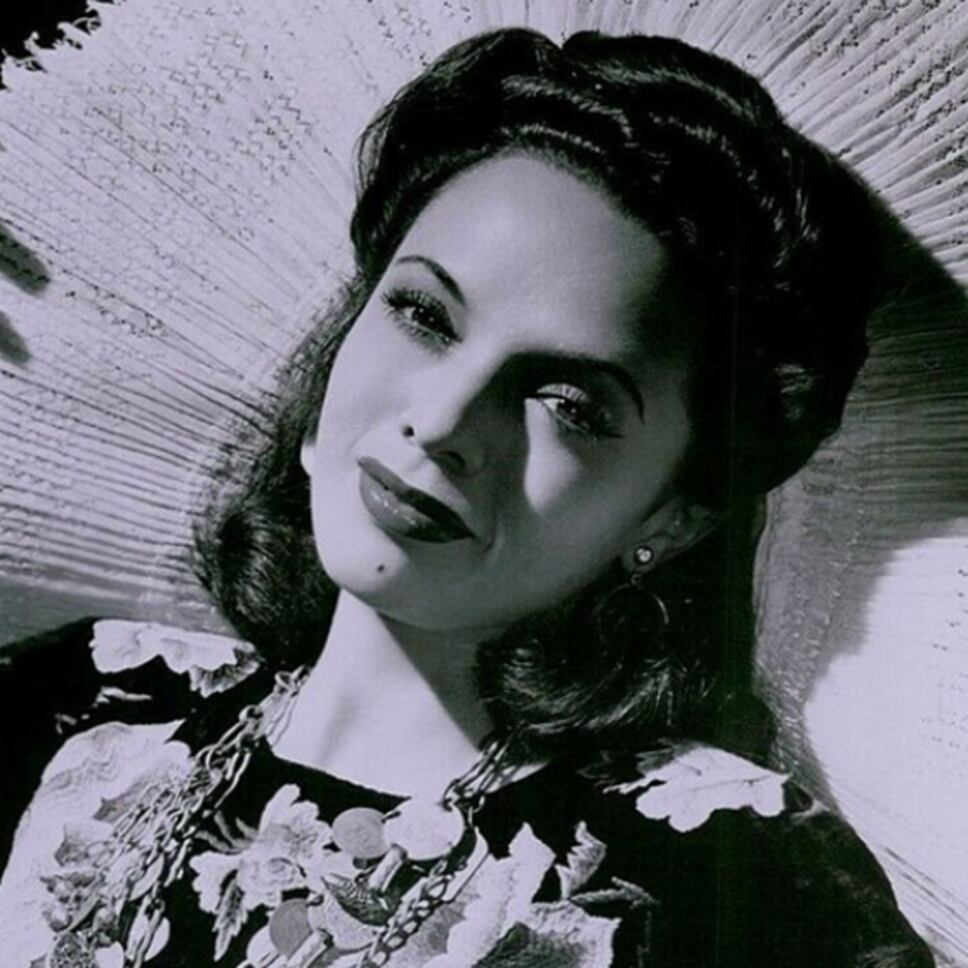 Dora Luz: Glamurosa Novia de la Canción y la Buena Vecindad