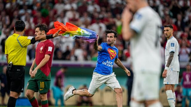 Un aficionado entró al campo del Portugal vs Uruguay con la bandera de la comunidad LGBTIQ+.