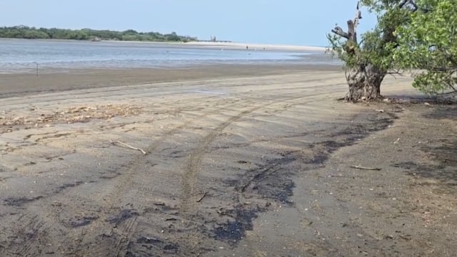 Derrame de hidrocarburos en Salina Cruz afecta a Bahía La Ventosa, Oaxaca