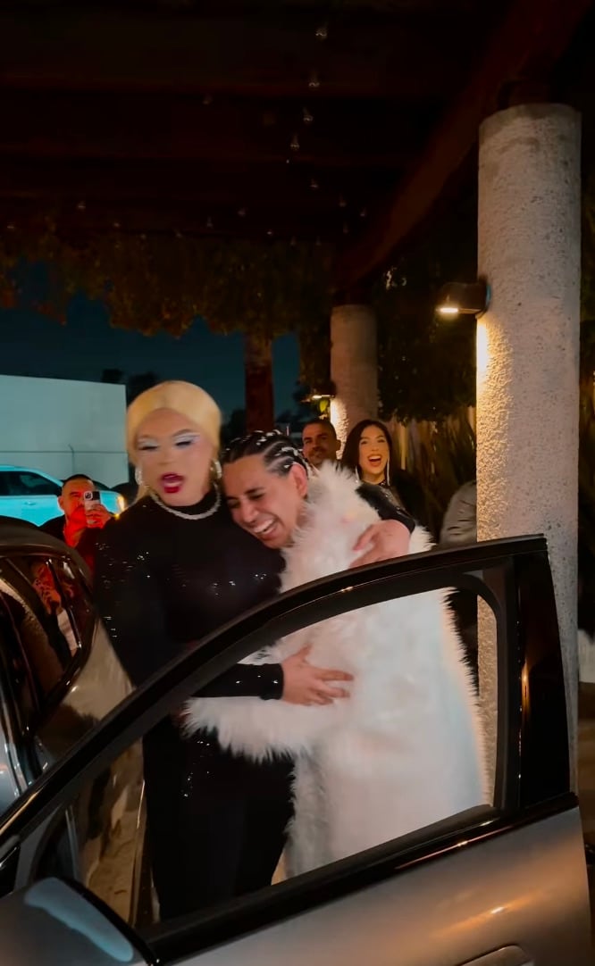 Eduin Caz sorprende con peluca rubia en el cumpleaños de su hermano Johnny Caz