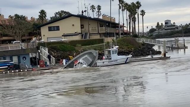 Olas de tsunami en Santa Cruz, California