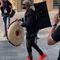Fan mexicano recorre las calles de Qatar con el famoso sonido del “fierro viejo”