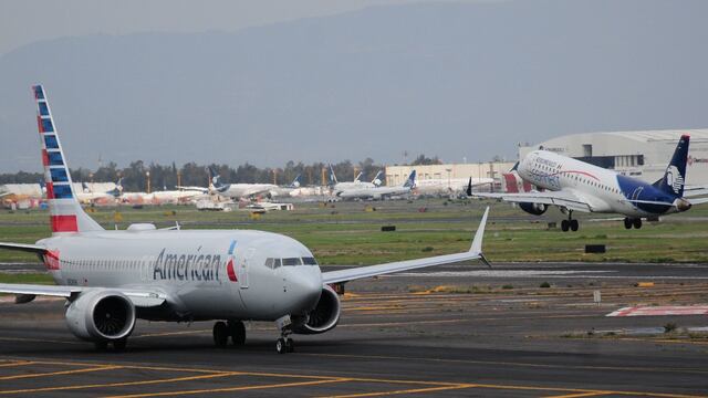 Un avión aterriza y otro despega dentro del AICM