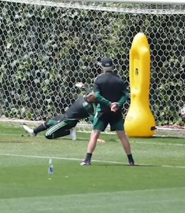 Guillermo Ochoa casi se lesiona en el entrenamiento del Tricolor.