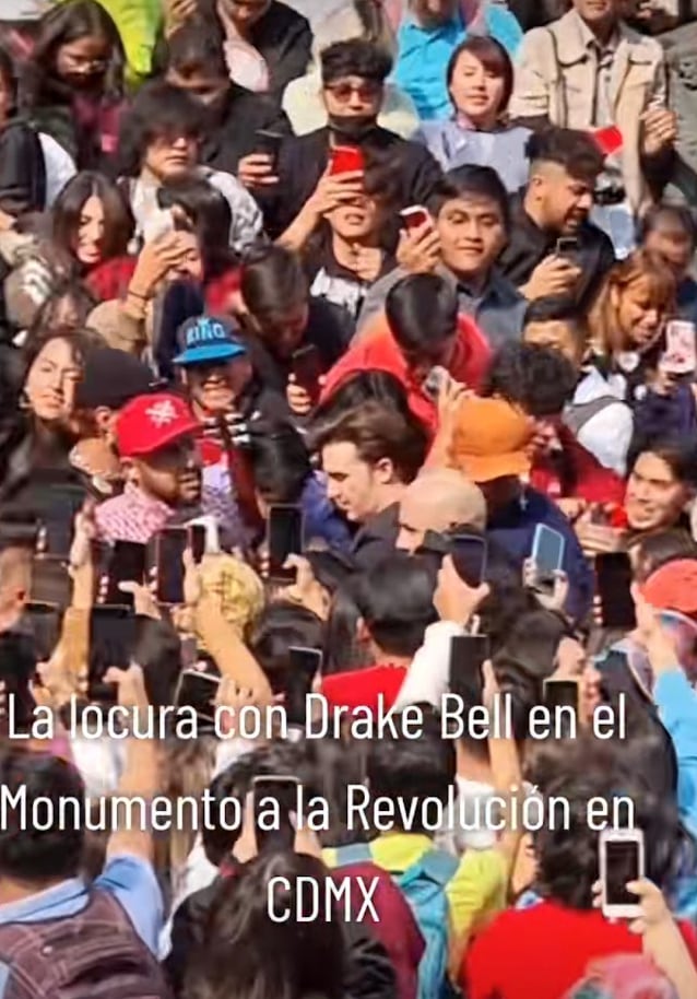 Los fans no dejaban pasar al cantante