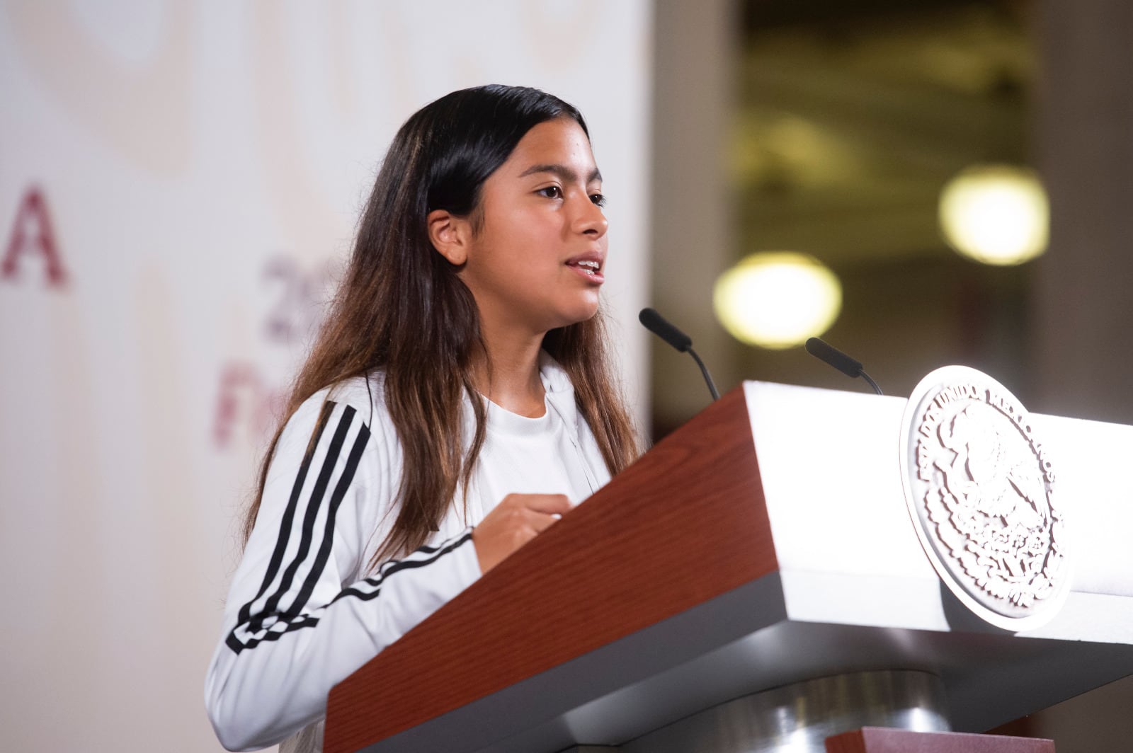 Niños y niñas mexicanas ganan torneo de fútbol del Real Madrid y así lo festejaron con AMLO