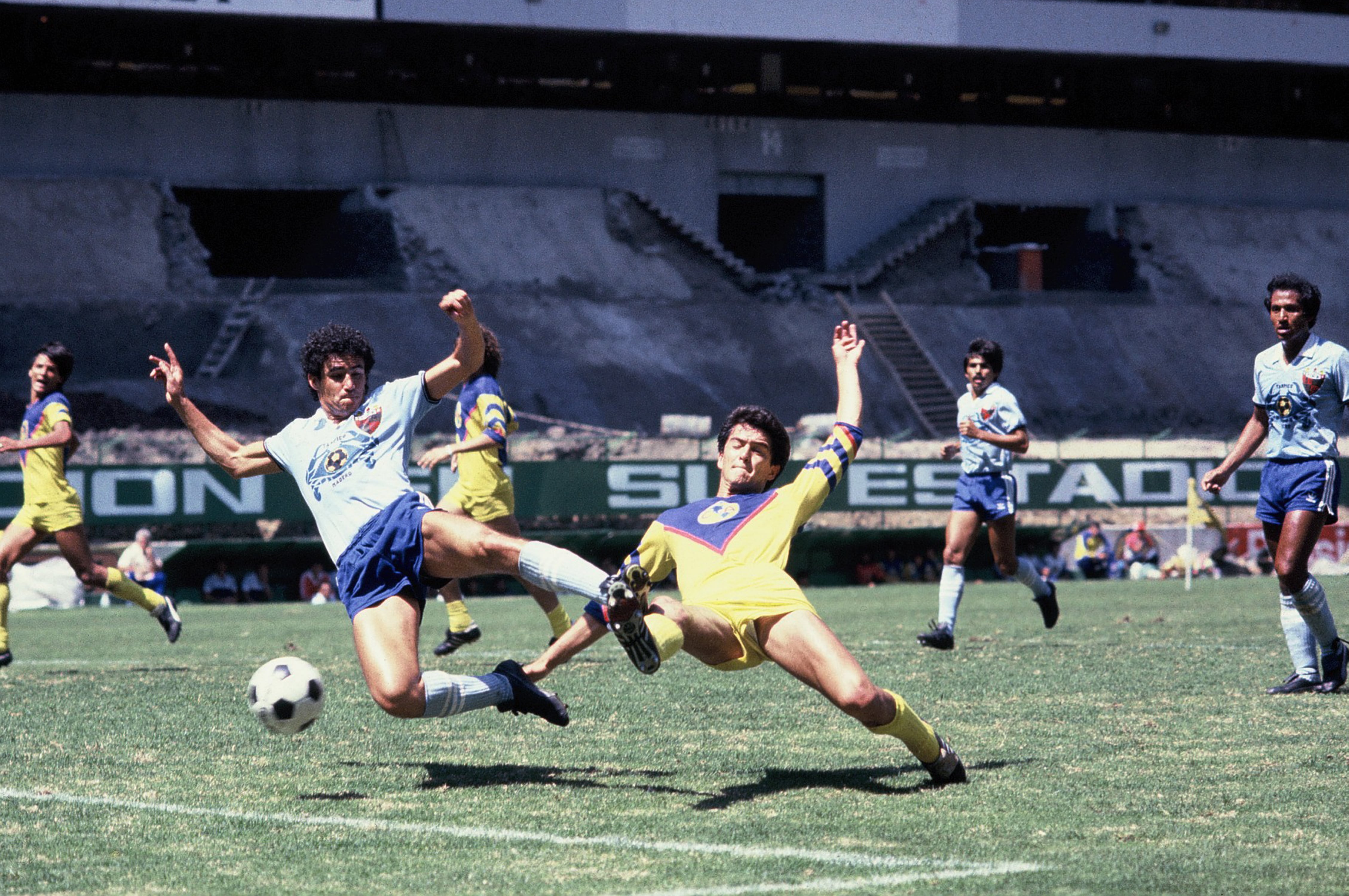 Carlos Hermosillo con América