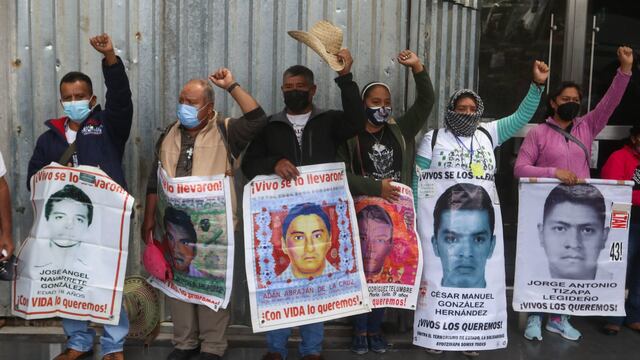 Madres y padres de los 43