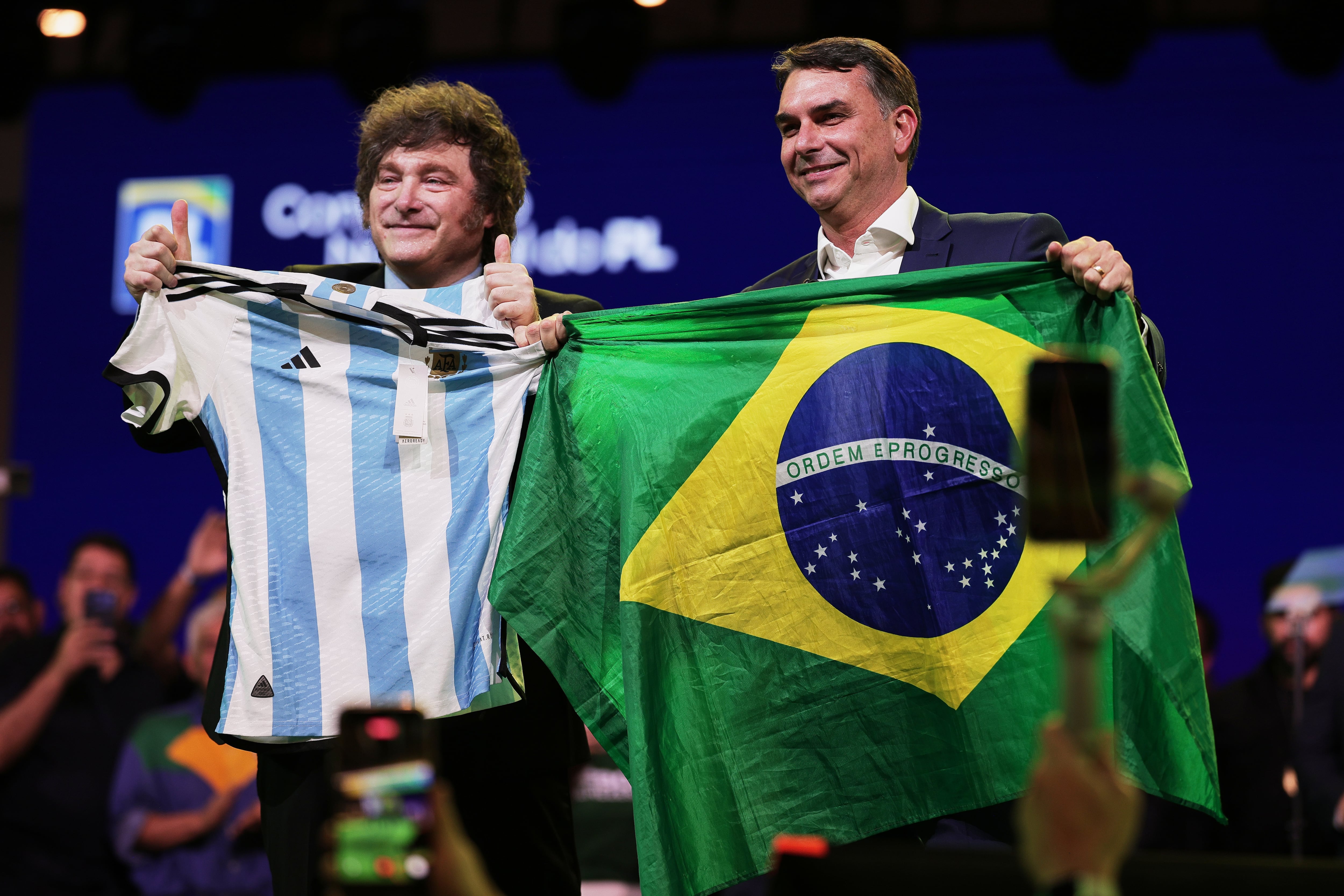 Javier Milei respalda candidatura de Flávio Bolsonaro en Brasil
