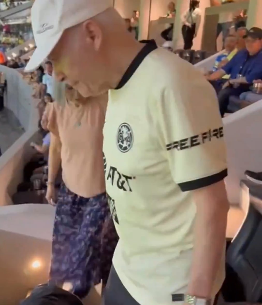 Carlos Aguiar con la playera del América