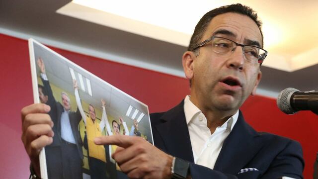 Javier Lozano en conferencia de prensa.