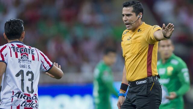 El árbitro se equivocó a favor de Chivas.