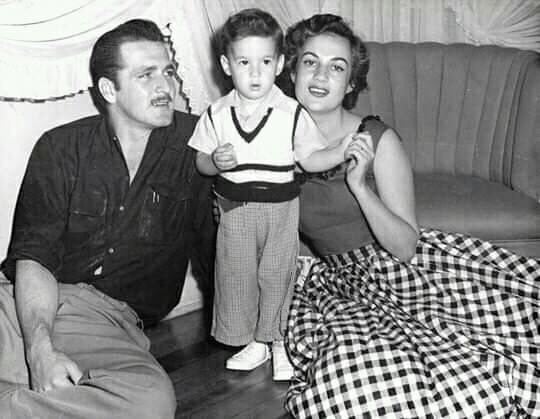 Miguel Torruco y María Elena Marqués con su hijo Miguel Torruco Marqués