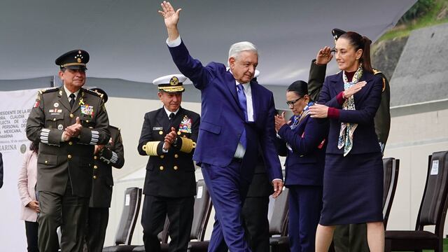 Andrés Manuel López Obrador, presidente de México y Claudia Sheinbaum Pardo, presidenta electa de México frente a integrantes de las fuerzas armadas