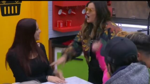 Gala Montes casi le roba un beso a Mariana Echeverría en La Casa de los Famosos México 2024