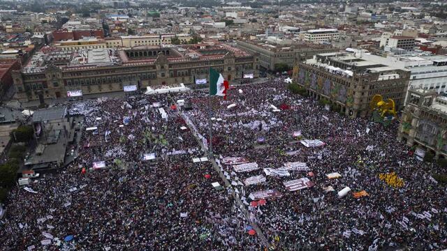 Miles de personas asistieron al Zócalo capitalino al primer mensaje y entrega del bastón de mando a Claudia Sheinbaum, presidenta de México