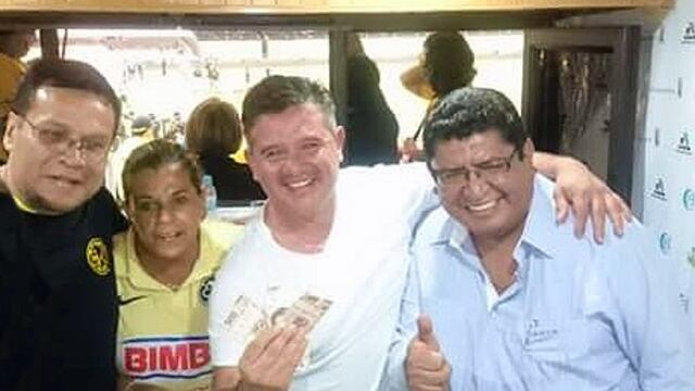 "El pollo" Moreno abraza al presidente del SNTISSSTE mientras muestra billetes