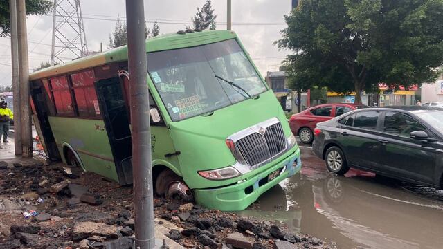 Camión de pasajeros se queda atorado en Canal de Garay en Periférico Oriente