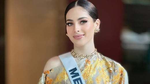 Fátima Bosch es captada leyendo un libro de Marcus Weeks y la imagen se vuelve viral