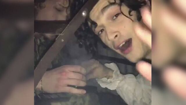 Matthew Healy, voz y guitarra.