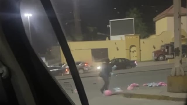 Un vendedor de algodones de azúcar destruyó sus productos porque nadie le compraba.