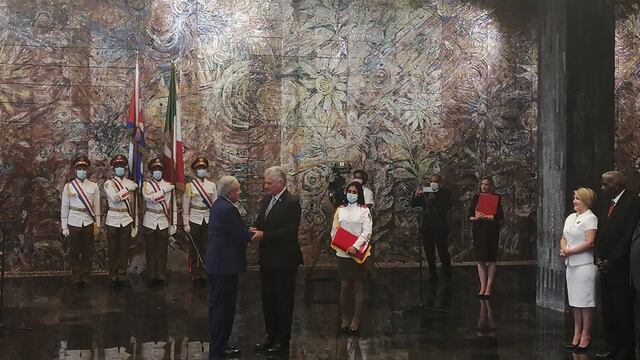 AMLO recibe condecoración José Martí