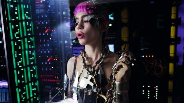 Grimes fotografiada por Bryan Adams para el calendario Pirelli 2022