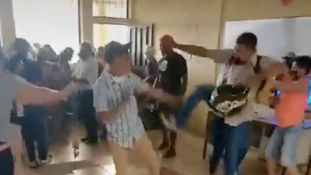 Pelea de padres de familia