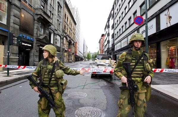 Mujer y hombre soldados en Noruega