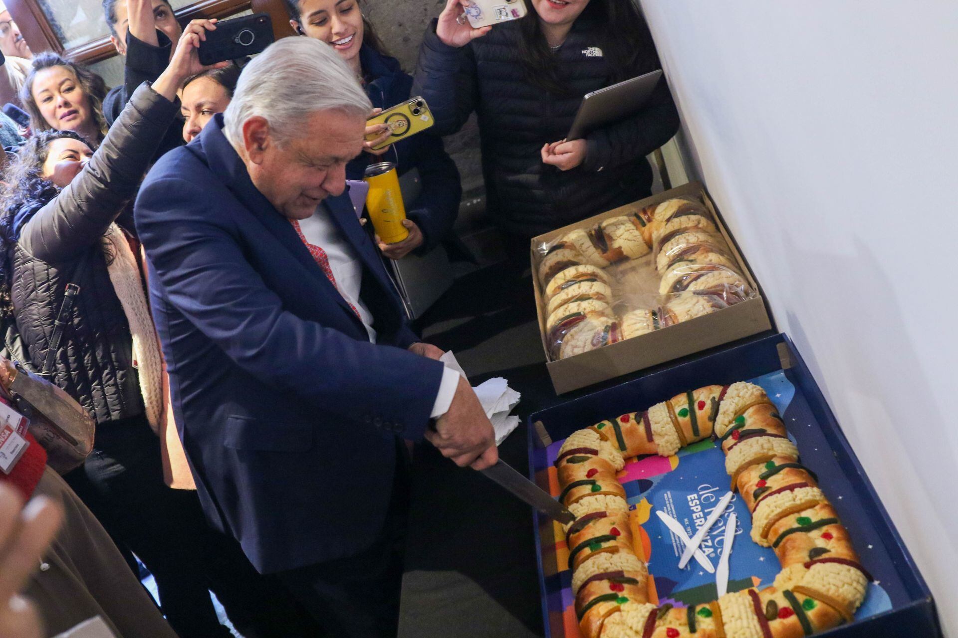 AMLO parte la Rosca de Reyes