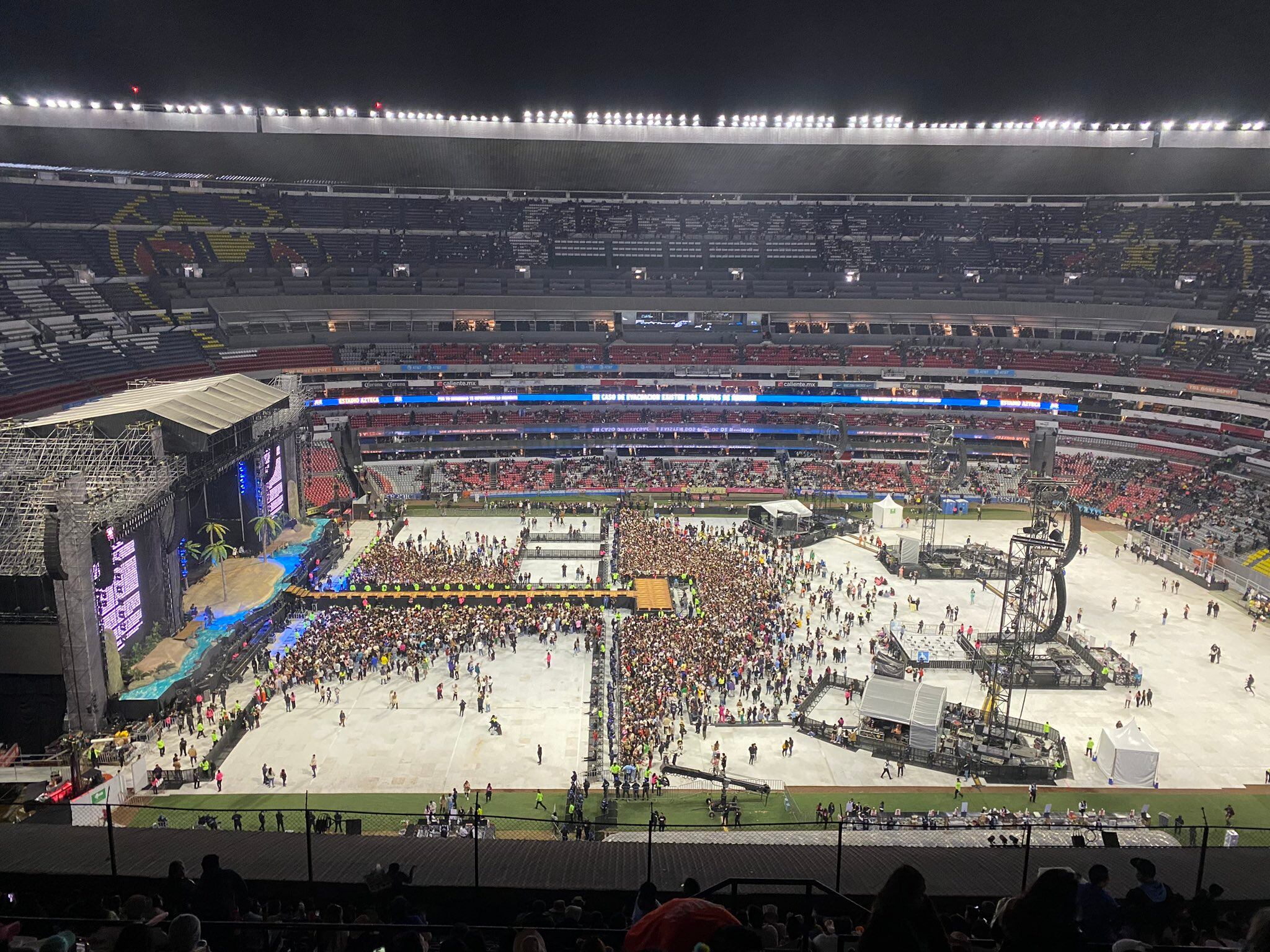 Estadio Azteca semi vacío