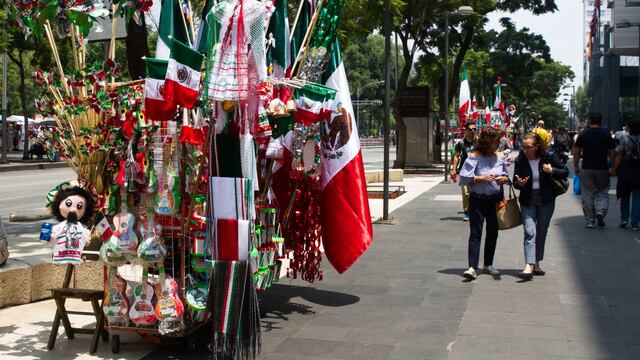 Sobre avenida Juárez se han colocado los tradicionales puestos de venta de banderas y recuerdos de las fiestas patrias