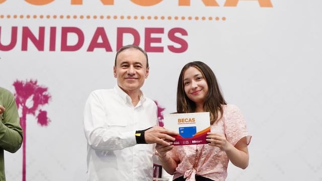 Alfonso Durazo entrega becas a estudiantes y apoyos para familias