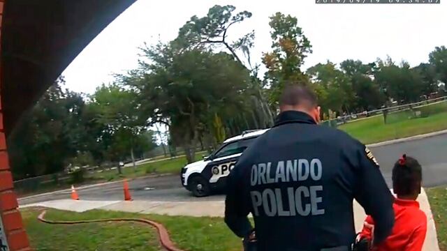 VIDEO: Niña llora y suplica a policía mientras la arresta y esposa en EU