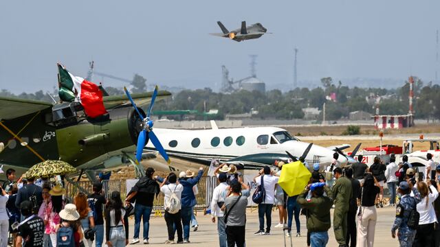 Gente disfrutando del show del F35 en la FAMEX