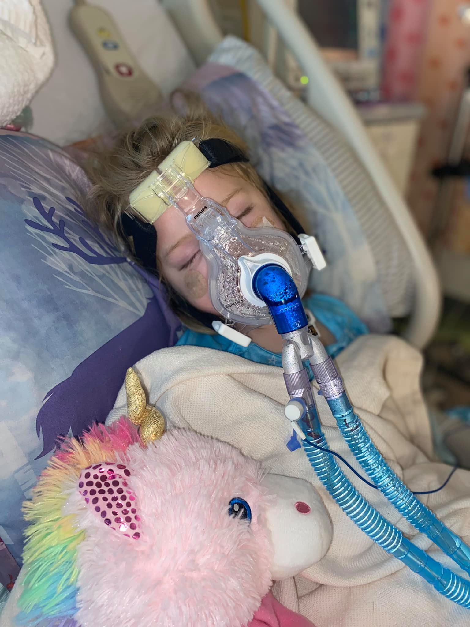 Aurora, de 3 años, está hospitalizada por neumonía bilateral provocada por Covid-19