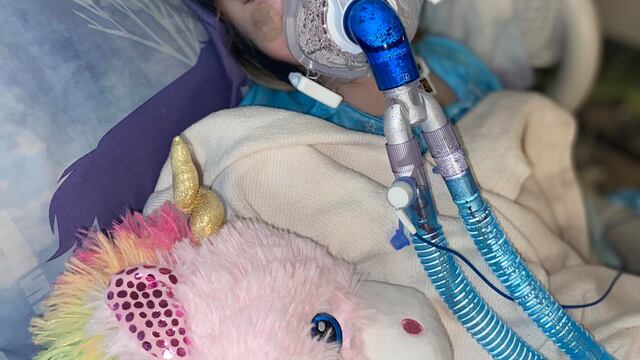 Aurora, de 3 años, está hospitalizada por neumonía bilateral provocada por Covid-19