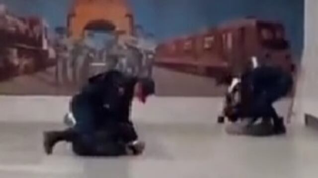Policías y usuarios del Metro CDMX se pelean en la estación Revolución