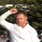 Canelo Álvarez muestra sus dotes de golfista; casi logra un hoyo en uno