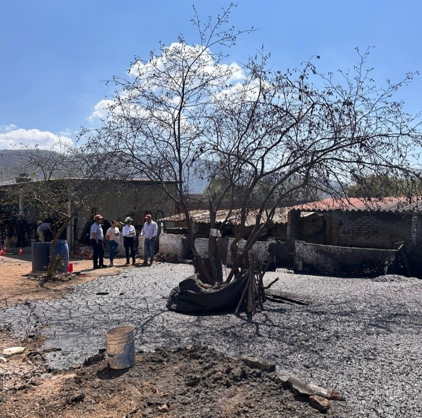 Géiser surge en el patio de una casa en El Salitre, Michoacán