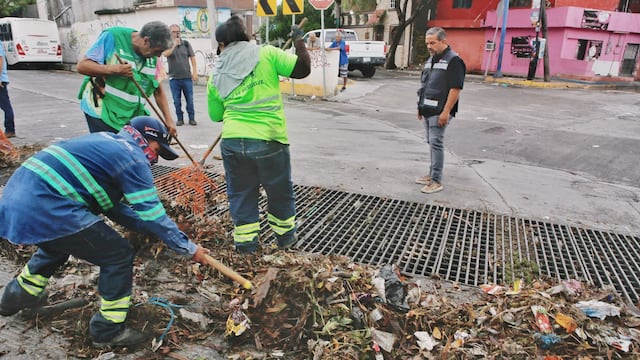 Cuadrillas de Servicios Públicos realizan limpieza a infraestructura pluvial