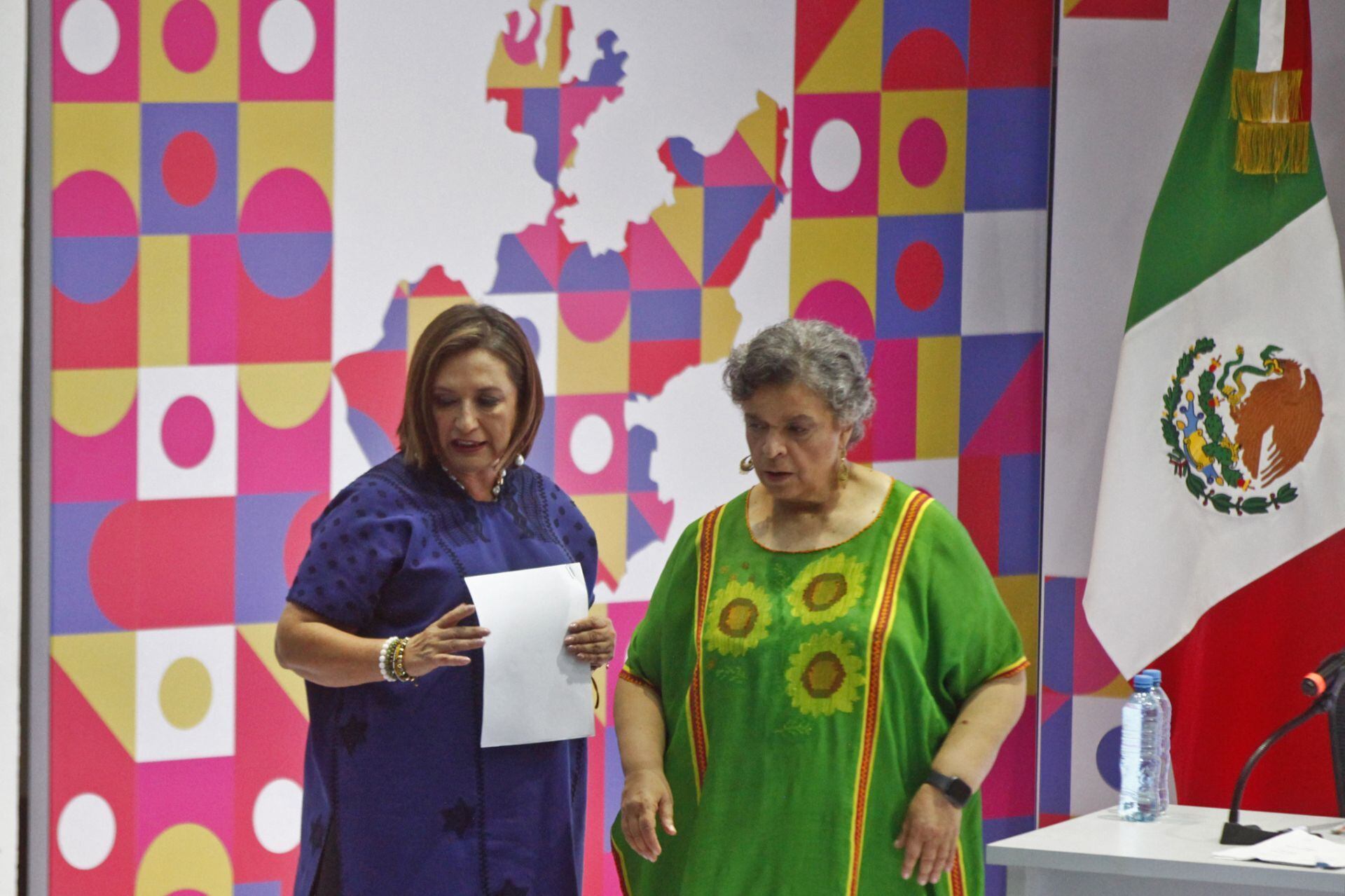 Las senadoras Beatriz Paredes y Xóchitl Gálvez, durante el “Foro de Diálogo para la construcción del Frente Amplio por México”