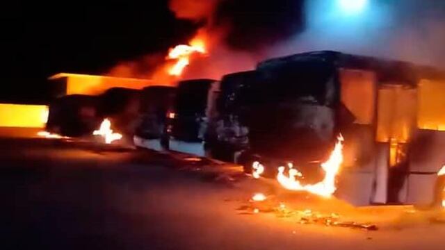 Incendio consume autobuses en San Luis Potosí