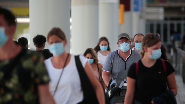 Españoles con cubrebocas