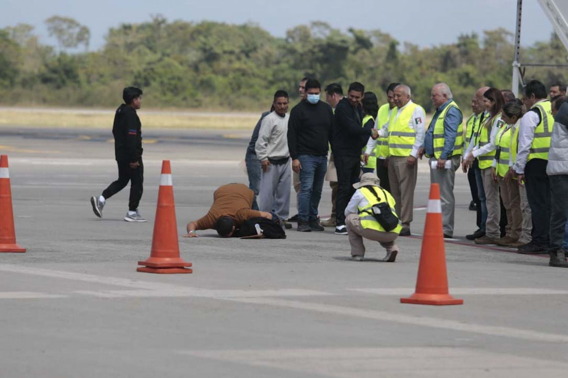Migrantes mexicanos son enviados muy lejos para que ya no crucen la frontera con Estados Unidos.