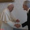 VIDEO: El Papa Francisco no dejó que Alfredo del Mazo le besara su anillo
