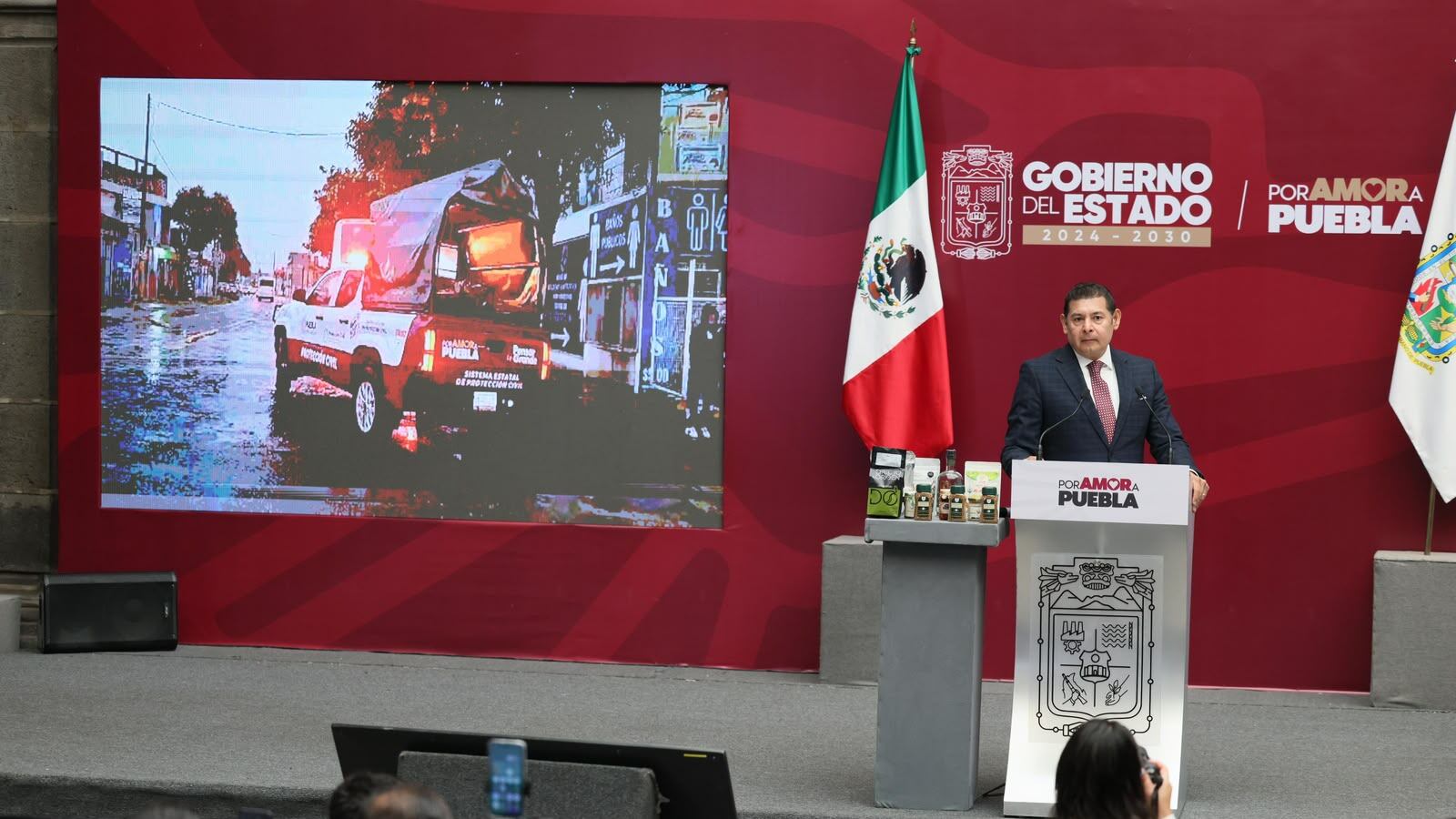Alejandro Armenta entrega apoyos a damnificados por las lluvias en Puebla